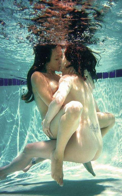 【水中エロ画像】水中で見る女性のエロい姿は幻想的でよりエロいと聞いてｗｗｗ 17